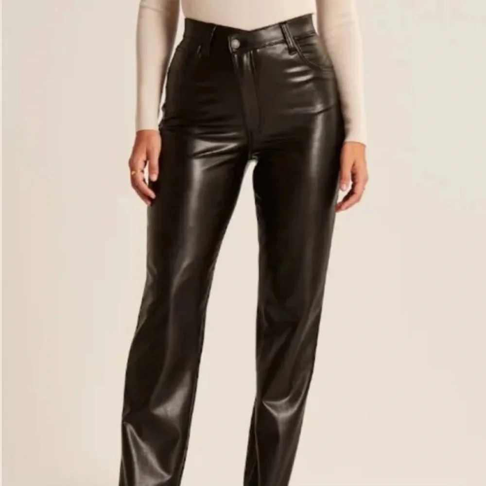 Abercrombie & Fitch - Criss-Cross Waistband Vegan Leather 90s Straight Pant - Picture 10 of 13